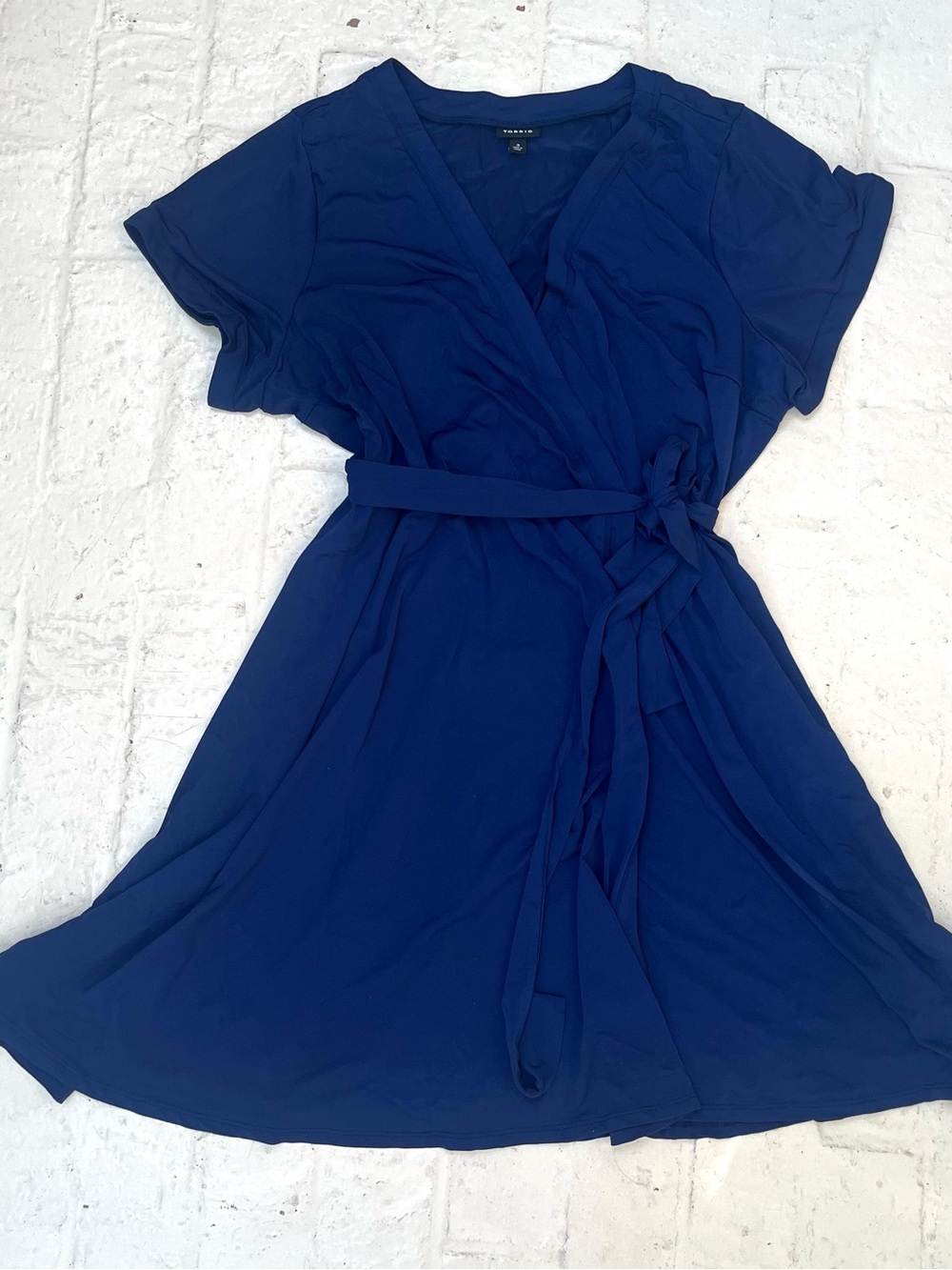 torrid Plus Size V-Neck Faux Wrap Dress in Navy Blue with Removable Tie Belt - Picture 2 of 5